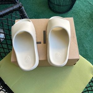 Authentic Used Adidas Yeezy slide (Bone)